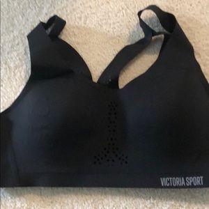 Black Victoria sports bra